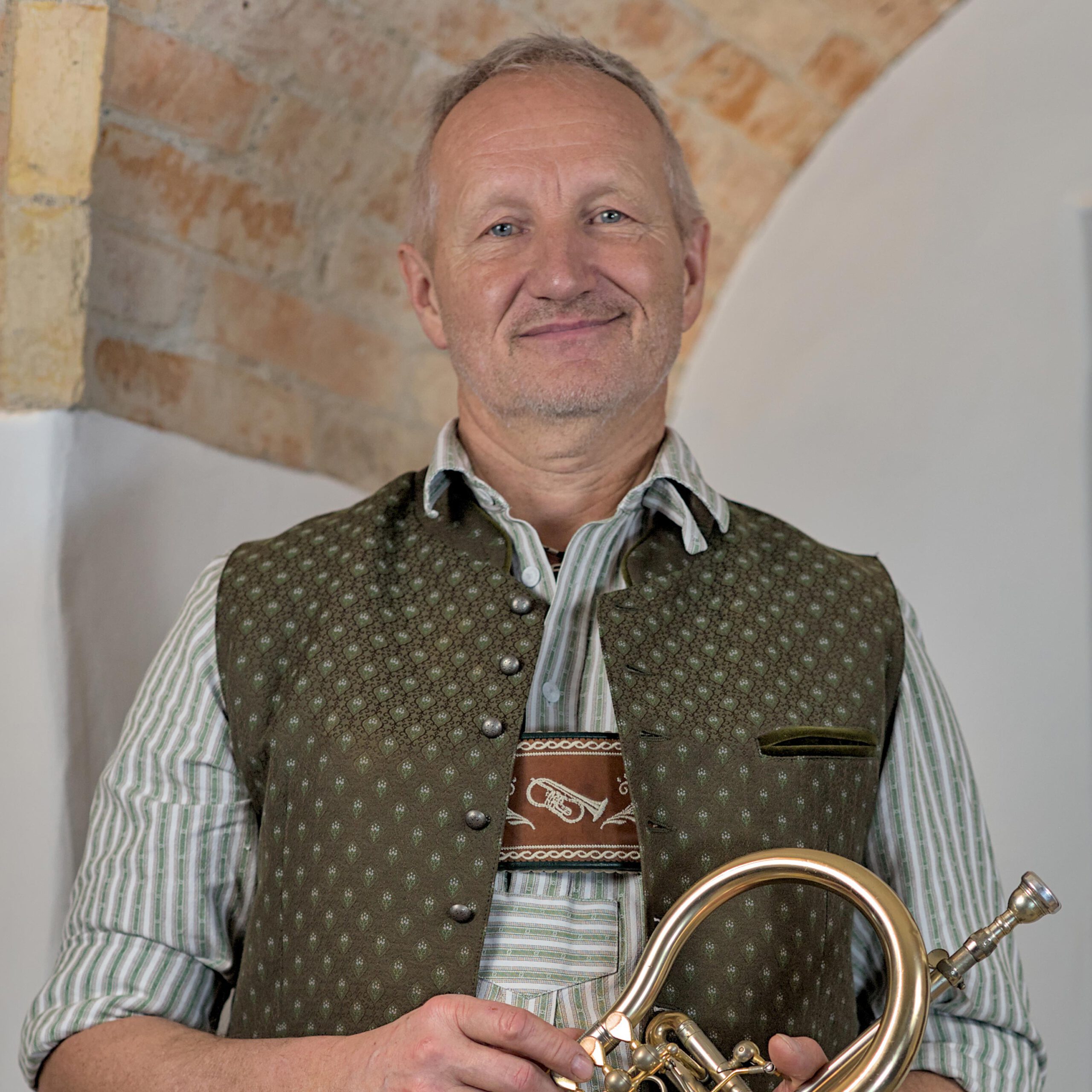 Bernhard Depta mit seiner Trompete - Musiker bei Chiemgau7